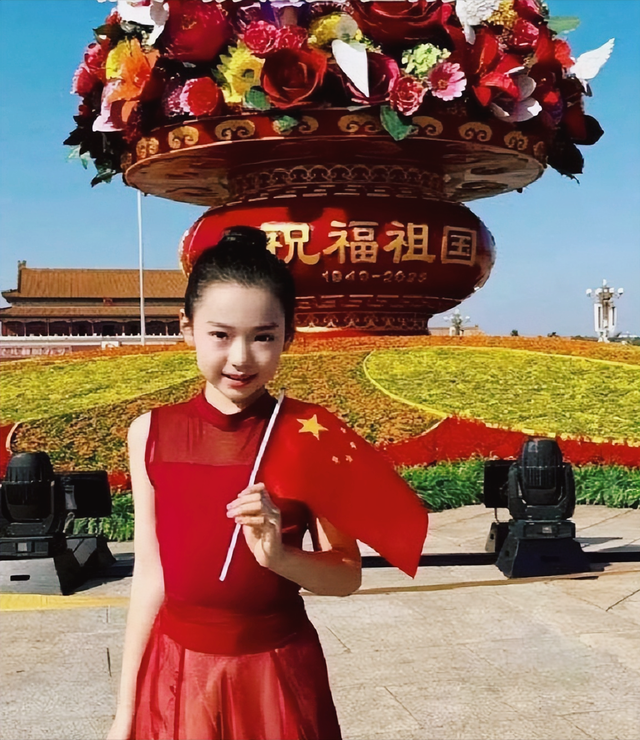 国庆董璇女儿小酒窝，一袭红裙在正阳门前起舞，祝福祖国生日快乐