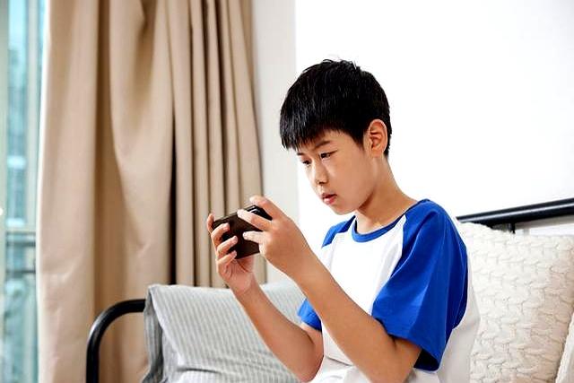 从小被允许玩手机，和被禁止玩的孩子，长大后的差距有多大？