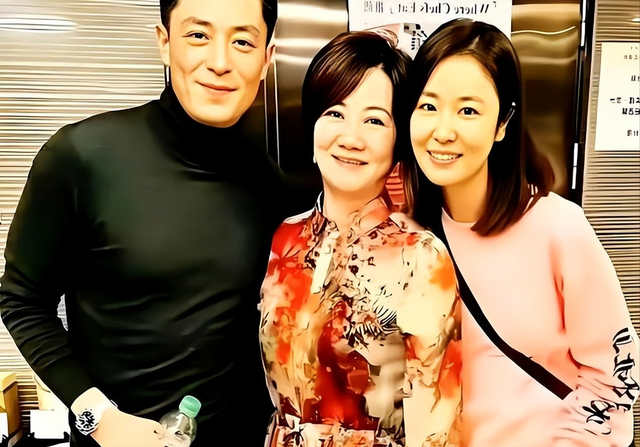 林心如爸妈庆结婚 50 周年！霍建华受宾客欢迎，林爸和女儿像同龄人
