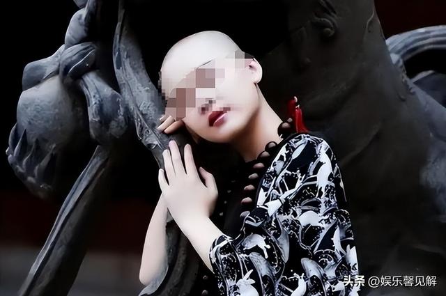 揭秘尼姑庵真相：表面佛门实则妓院，穿黑丝戴假发，香客人来人往