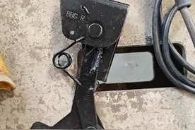 新能源汽车充电口盖板频现故障！销售人员沟通中挂断电话图片