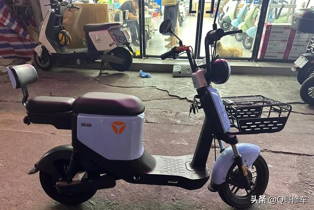 雅迪亮相一款新国标电动车，从配置到颜值，它和老款车有什么不同