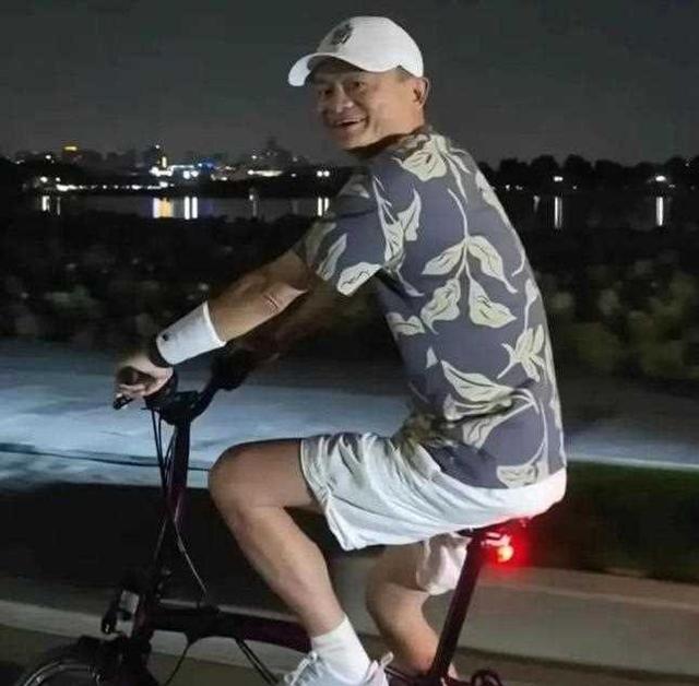 60岁马云西湖夜骑兜风，骑万元自行车，笑容满面热情打招呼