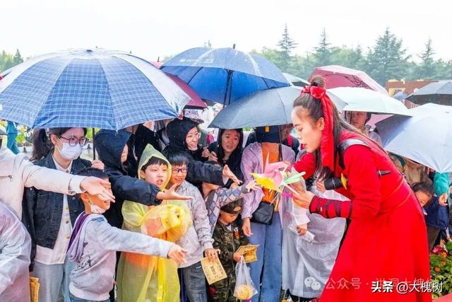 秋雨无阻思乡人洪洞大槐树景区国庆雨中演出互动显温情