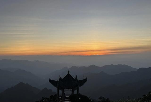 又称人间小张家界，莽山的五指峰。原因是这是一座“不用爬的山”