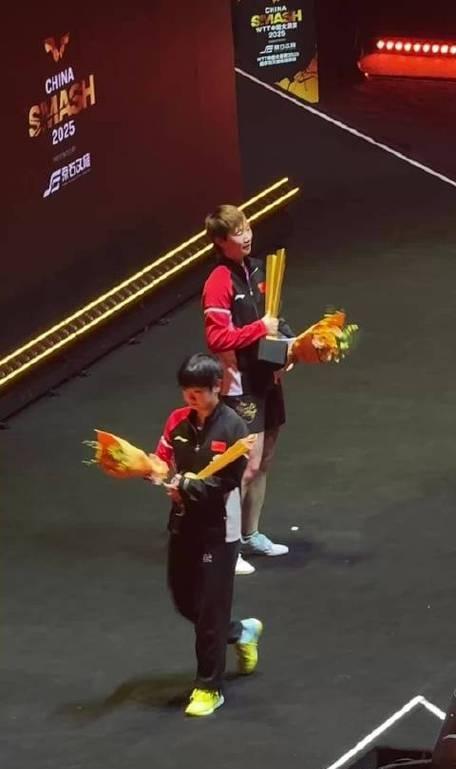 孙颖莎领奖时刻逗乐子喽 同曼昱抢握手位 想不到此举动 球迷齐欢呼