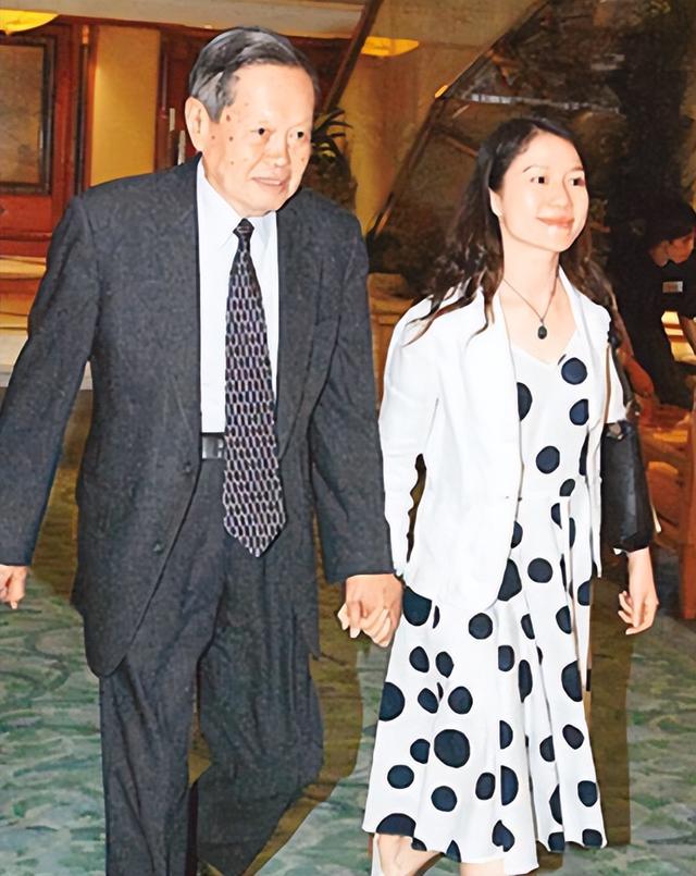 杨振宁猝然离世，临终状态曝光，翁帆25字表心情，难怪相爱20年