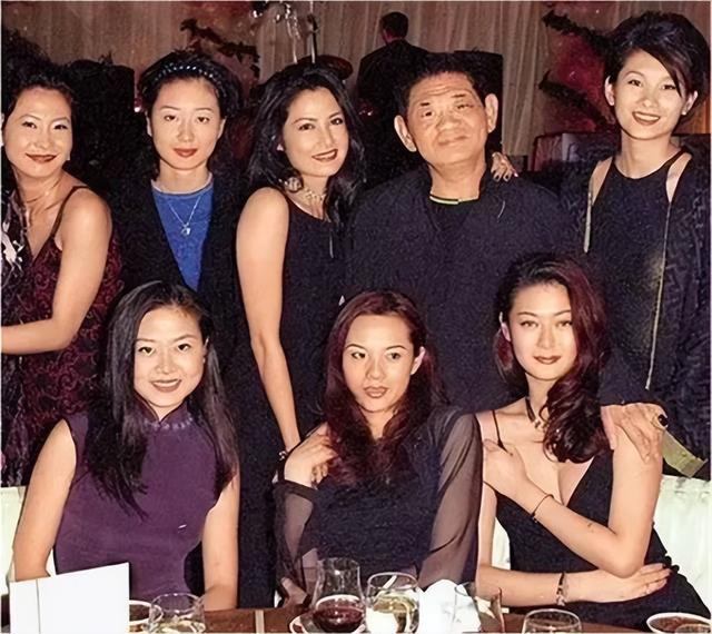 认干爹，拍风月片，被导演霸王硬上弓，没想到如今53岁下场唏嘘