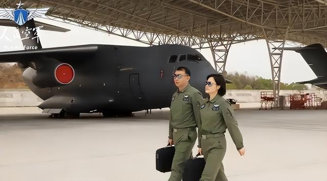 阅兵女机长身份曝光！私生活被扒，牺牲太大，老公身份也不简单