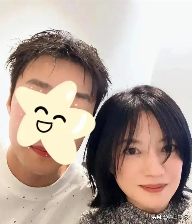 面相又变了！49岁赵薇广东吃饭又老又凶， 当年小燕子再也回不去了