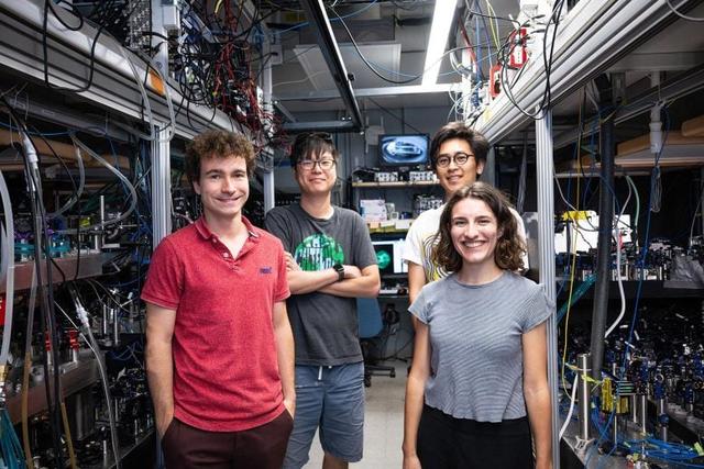 量子计算迎来历史性突破：加州理工学院实现6100量子比特阵列