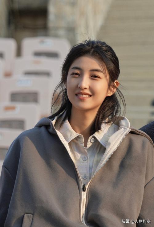 张子枫丝巾裹胸，曝浑身伤痕胸前、手臂都有，才懂成龙话的含金量