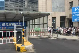 郑州陇海路桐柏路违停联合执法 交警梳理周边停车场图片
