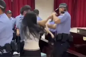 法庭闹剧结束！手机已还，不需要删除视频！抢手机者怎么处理？图片