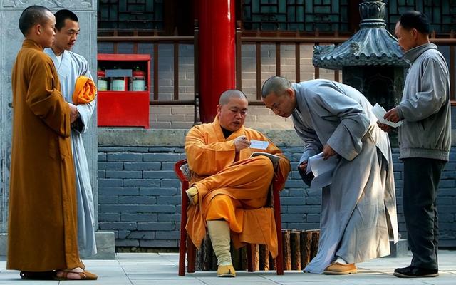释永信被抓30天，李湘终于坦白两人关系，亲吻照的真相终于大白