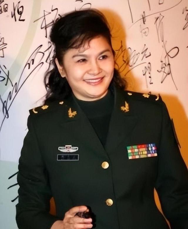 她是天生丽质的美女演员，嫁给军委副主席之子，离婚后成知名画家