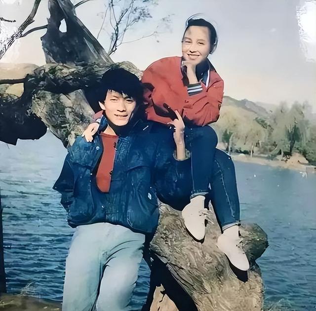 她19岁与导演私奔，在地下室裸婚连生3胎，今被丈夫用9部剧捧红