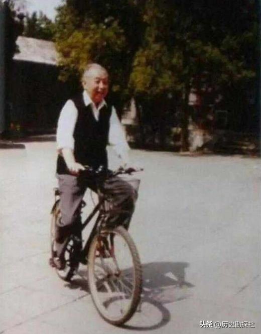 1961年，华国锋一家六口的合影，40岁的他长相周正，妻子端庄贤惠