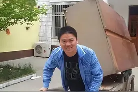 寒门贵子三次抉择缔造京东，成名之后极力反哺，刘强东的传奇之路图片