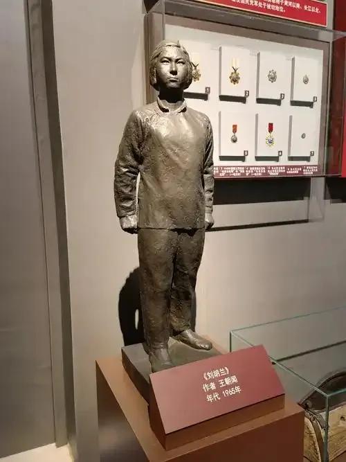这就是革命烈士刘胡兰亲妹的真实样貌,和刘胡兰神似,罕见老照片