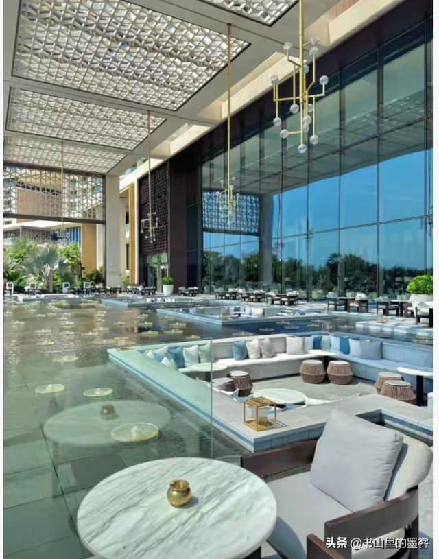 章泽天陪刘强东迪拜过圣诞	，疑住3万一晚酒店，打扮精致却穿脏鞋