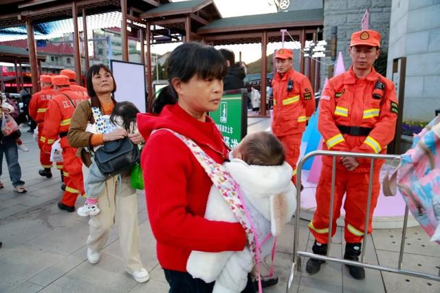 悠然庐山行 星月送客归：庐山景区全力护航游客春节旅程
