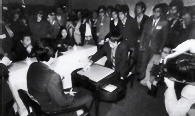 聂卫平告别仪式：大儿子手捧遗像，3个子女都到齐	，众人含泪悼念