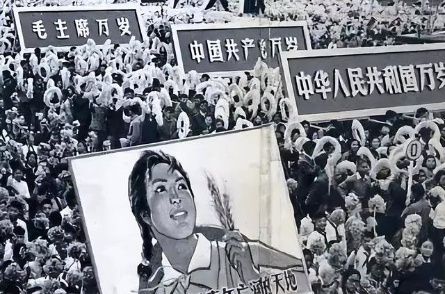 你的国庆记忆是什么？从威武阅兵到出门旅游，一部简史暴露年龄