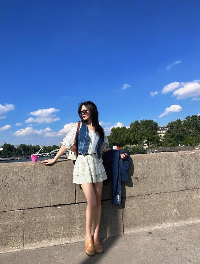 张馨予太丰满，穿深V裙都兜不住好身材，我感慨：资本果然会选人