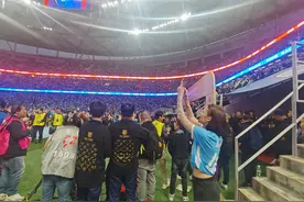 大连英博晋级中超，梭鱼湾庆典图片分享，全体将士与家人共同庆祝图片