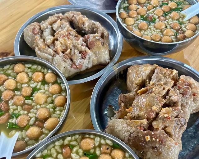 跟我老妈去广西旅游，发现广西这个美食真的很奇特，不过很好吃！