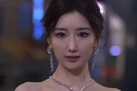 当35岁毛晓彤和33岁蔡文静站一起，我才彻底明白，美人在骨不在皮图片