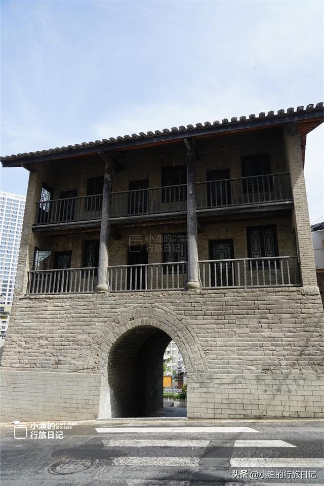 陕南小城不起眼的城门楼子，密密麻麻写满了字，走近一瞧大吃一惊