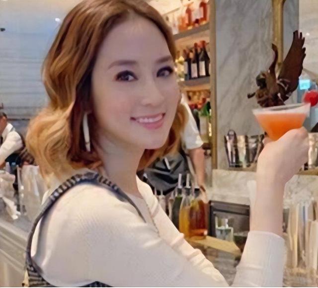 她14岁已是“人间尤物	”	，被首富看中花10亿娶回家，8年生了四胎