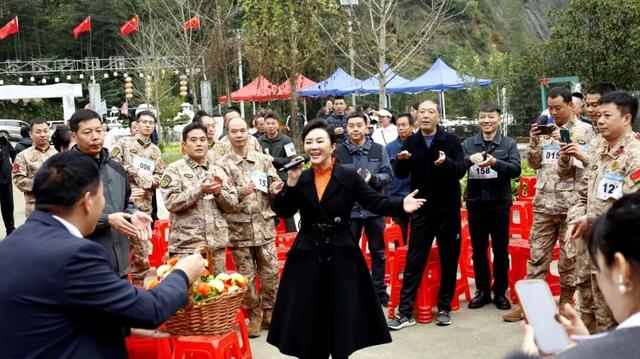 汉阴县退役军人事务局：重阳登山展风采 退役军人显担当