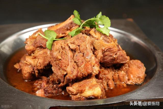 买猪骨头	，内行人专挑这2个部位，肉多骨少，价格比瘦肉便宜一半