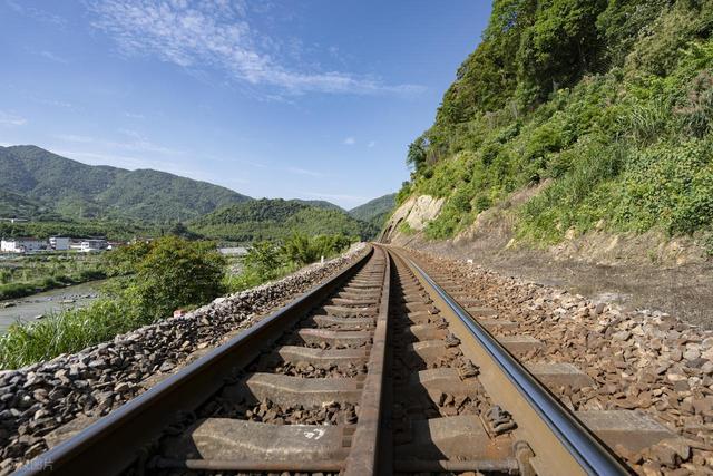 为啥火车轨道要铺设碎石子，而高铁轨道却不用铺呢？有啥科学解释