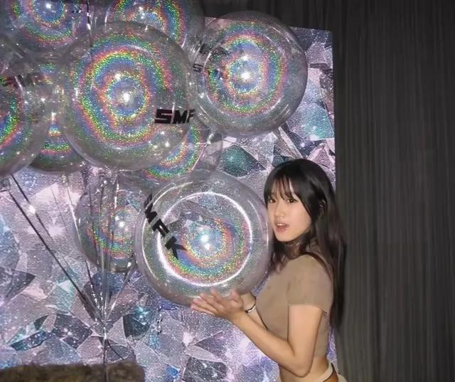 贾静雯的女儿梧桐妹完美继承了她的美貌，甚至比她还耀眼迷人。