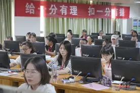 直击海南高考评卷现场！预计6月25日公布成绩→图片