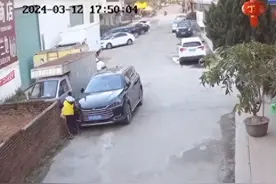 悲愤！男孩当街抱走小女孩疑猥亵。警方通报，网友炸锅：这是恶魔图片