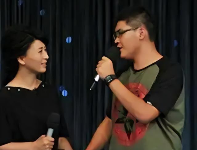 风向变了？央媒公开点名闫学晶，文案信息量大，32岁儿子也被连累