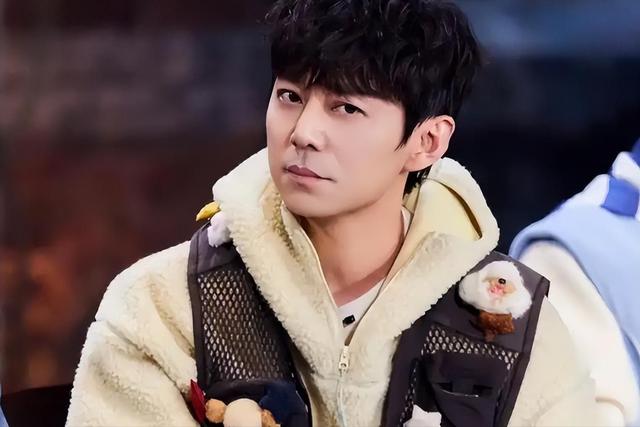 51岁主持人何炅：无妻无女、与保姆相伴，如今终于与自己和解