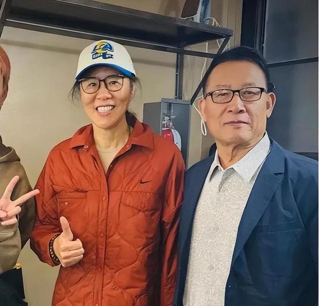 退役不退热度！64岁郎平与74岁老公北京钓鱼，一身运动装年轻显瘦