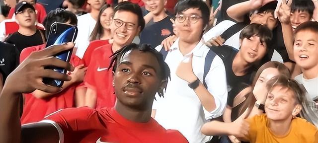 拿天价合同，却公然辱华，签约不到48小时就被封杀，实在大快人心