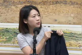 被爆穿10万元LV连衣裙，徐巧芯当众脱外套晒标签开呛：我脱光民进党才满意？图片
