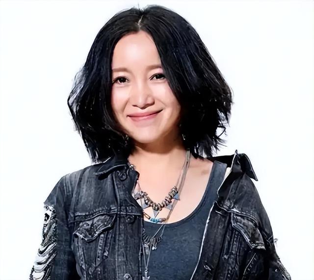 她连上5次春晚，私下却和恩师同居怀孕被骗流产，今57岁依然单身