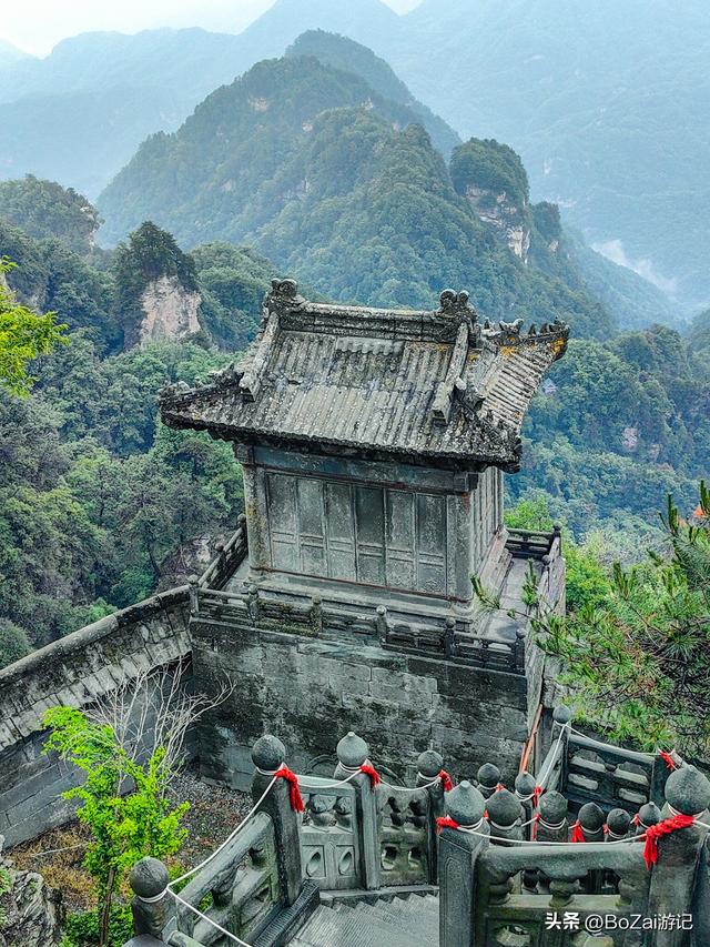 武当山意外之喜！雨中留宿南岩，邂逅古建与自然的绝配