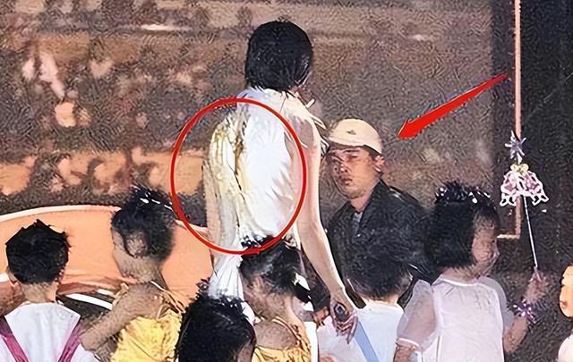拔出萝卜带出泥！49岁赵薇近况被曝，原来圈内封杀只是冰山一角