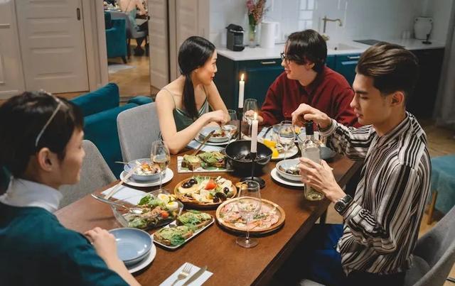 酒席上碰到这4种情况，立马放筷子走人，并非迷信，都是有依据的