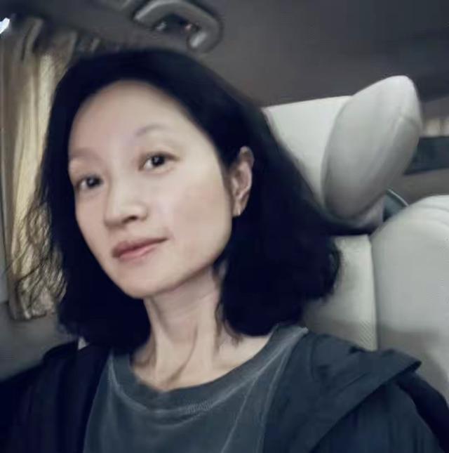 42岁沈佳妮健身照，腰臀比封神	，终于懂朱亚文为啥说生理性喜欢